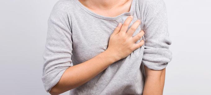 Характер проявляемого болевого дискомфорта при развитии остеохондроза Проявление боли в груди у женщины