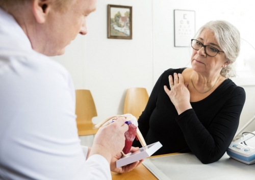Болит слева под лопаткой сзади со спины что это