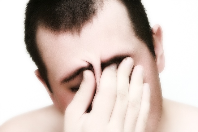 Болит постоянно голова и красные глаза