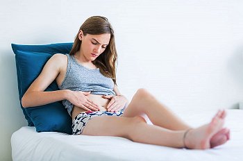Почему лёжа болит живот: причины, последствия2
