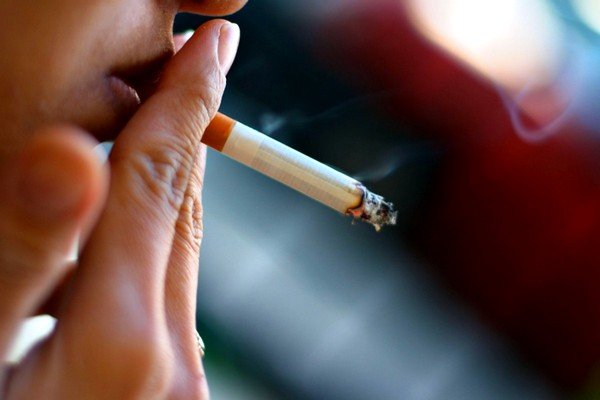 Курящие люди часто сталкиваются с появлением гортанного кашля