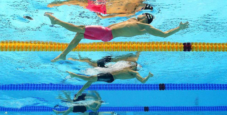 Во время плавания болит спина