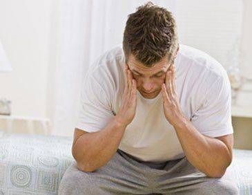 переутомленный мужчина болит глаз и голова