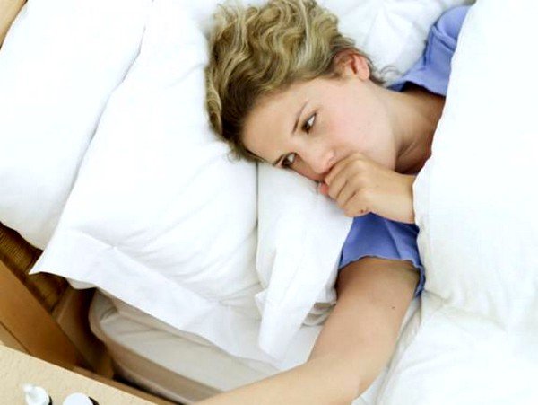 Кашель горлового типа проявляется в виде лающих и сухих приступов